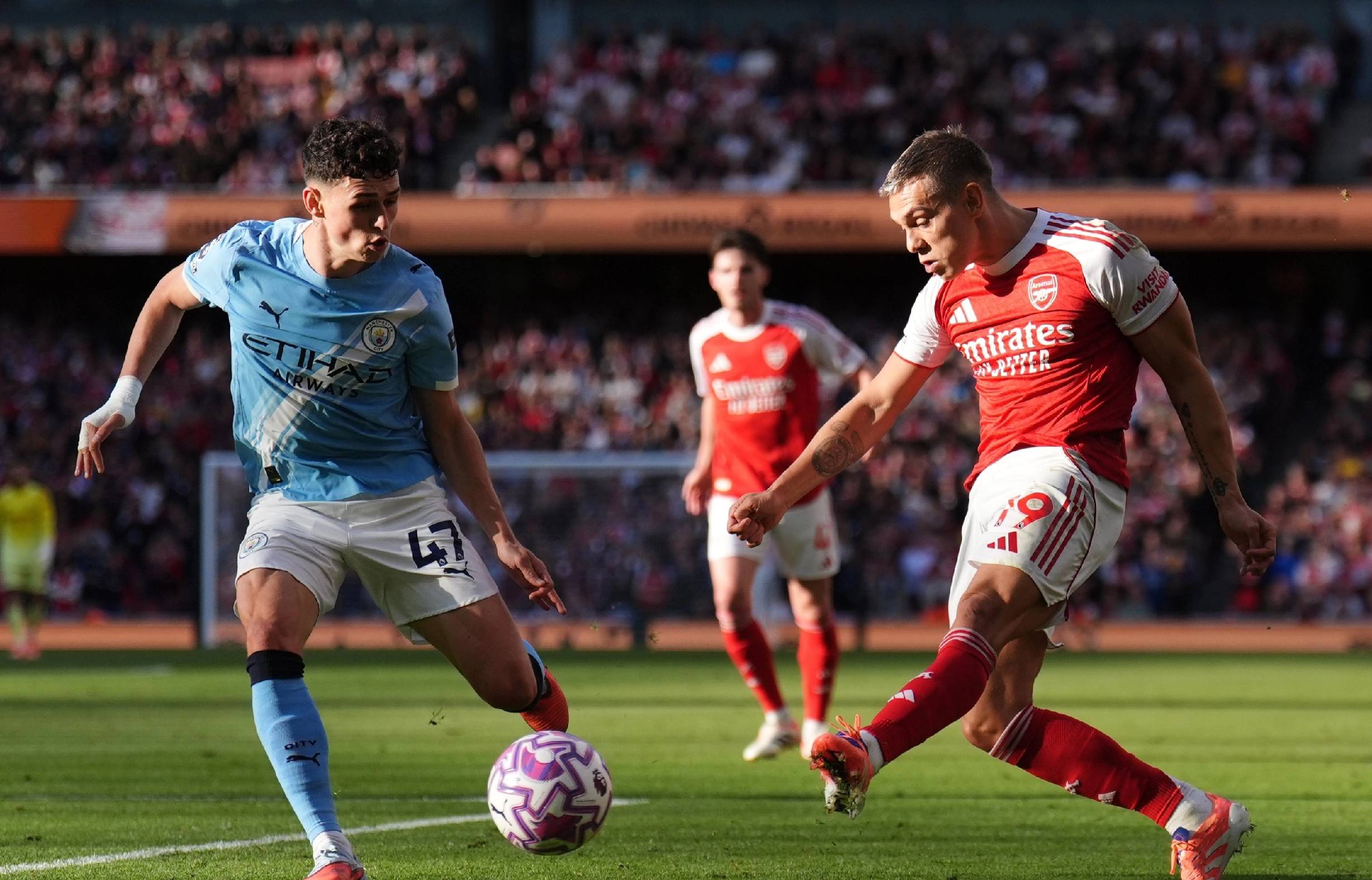 一日英超动向：曼城再具争冠实力，萨拉赫猛批斯洛特引发矛盾