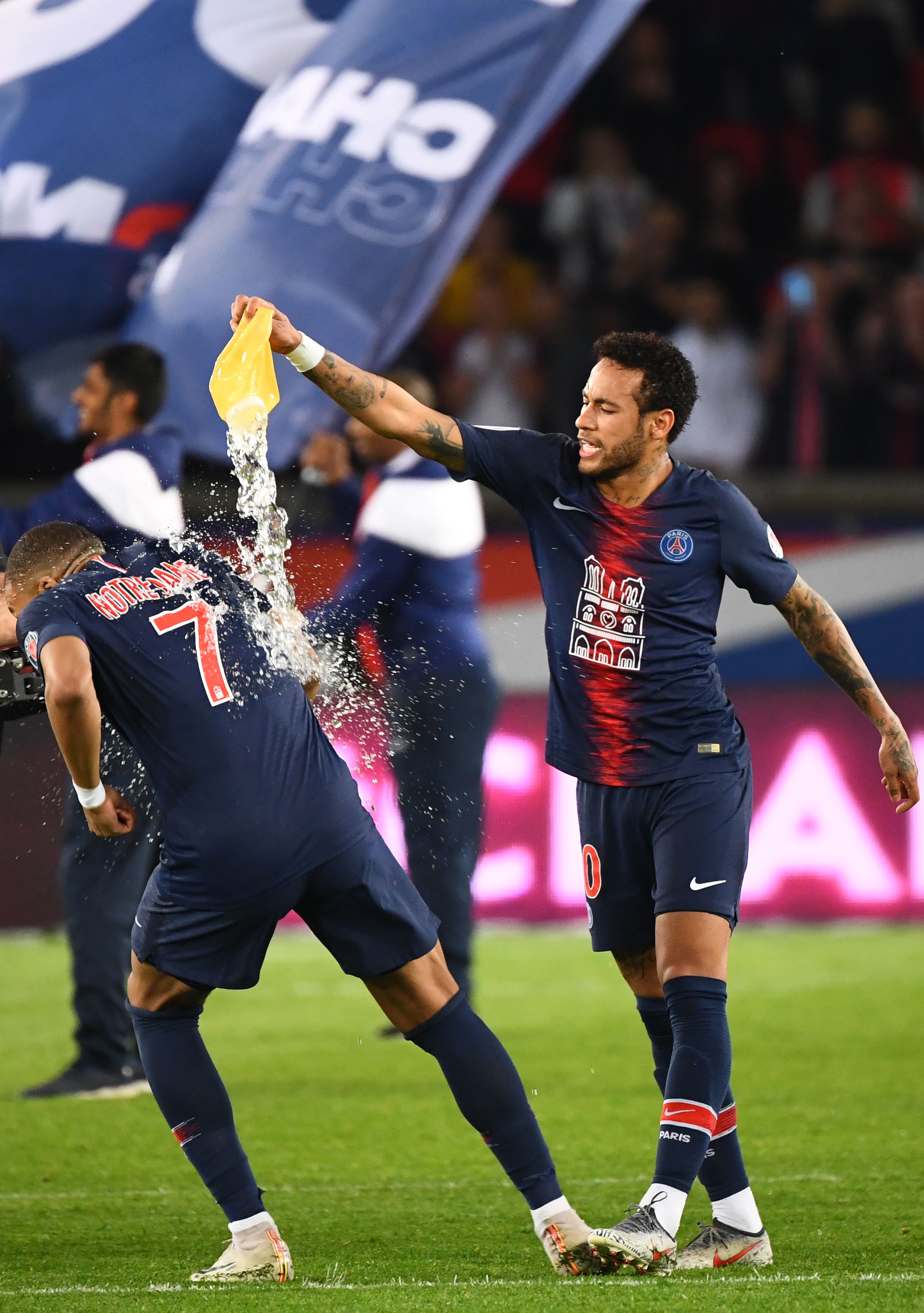 广东男篮主场负于山西，失误频繁，磨合不足，首战失利，需加强调整。