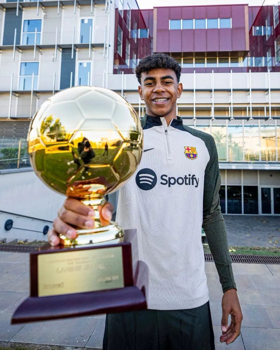 足球巴萨后防大将伤缺四周，主帅表情凝重