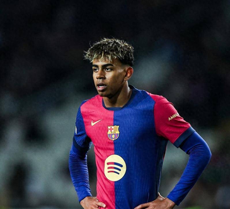 篮球勇士球员三分纪录被打破，全场致敬