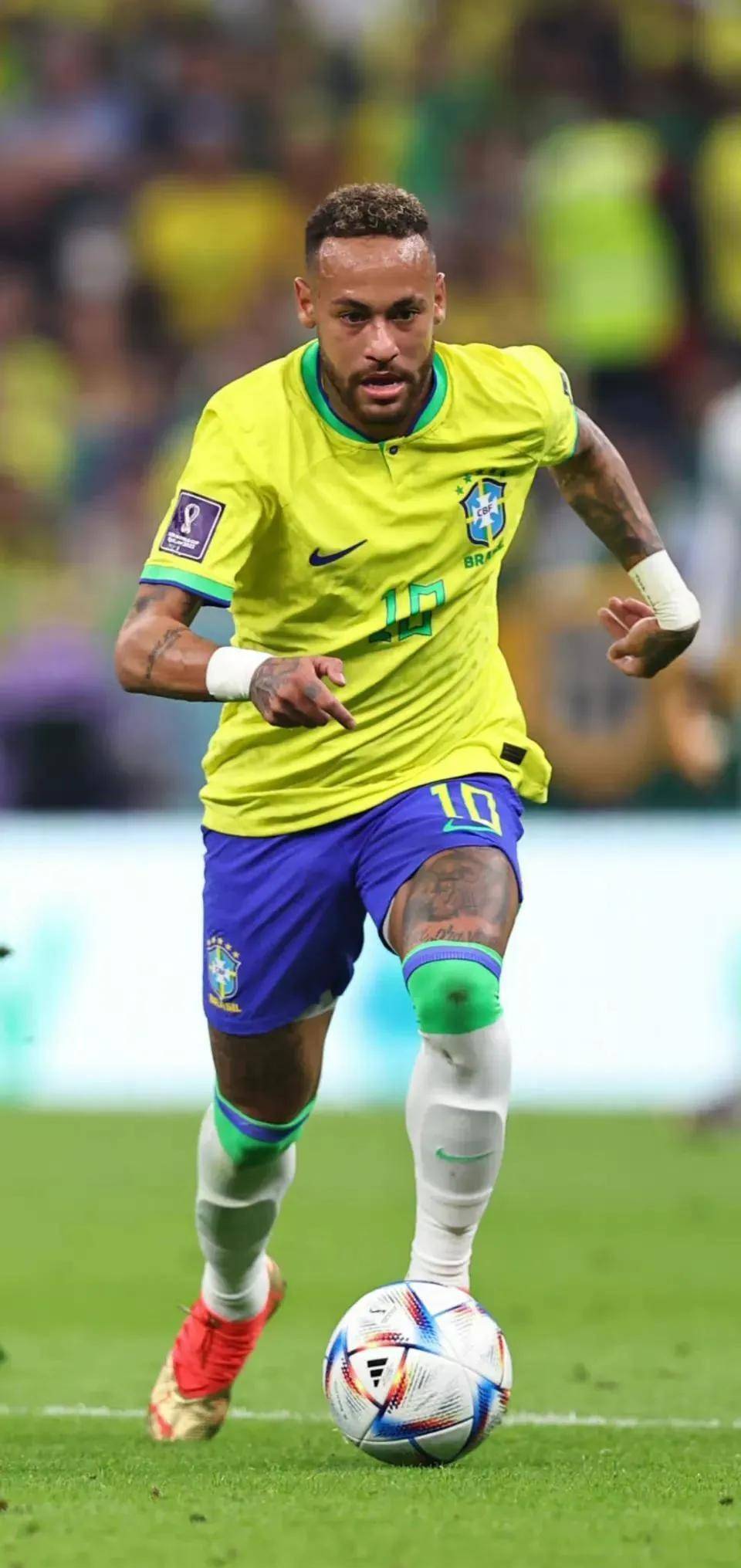 手腕骨折+肩部受伤，巴黎主席纳赛尔缠着绷带赴客场督战欧冠